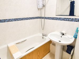 1F Pound Lane_Bathroom- click for photo gallery